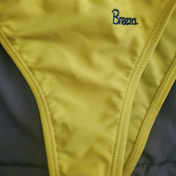 Yellow bikini - Picture 5 of 7